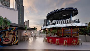 2 bars/lounges, lobby lounge, rooftop bar