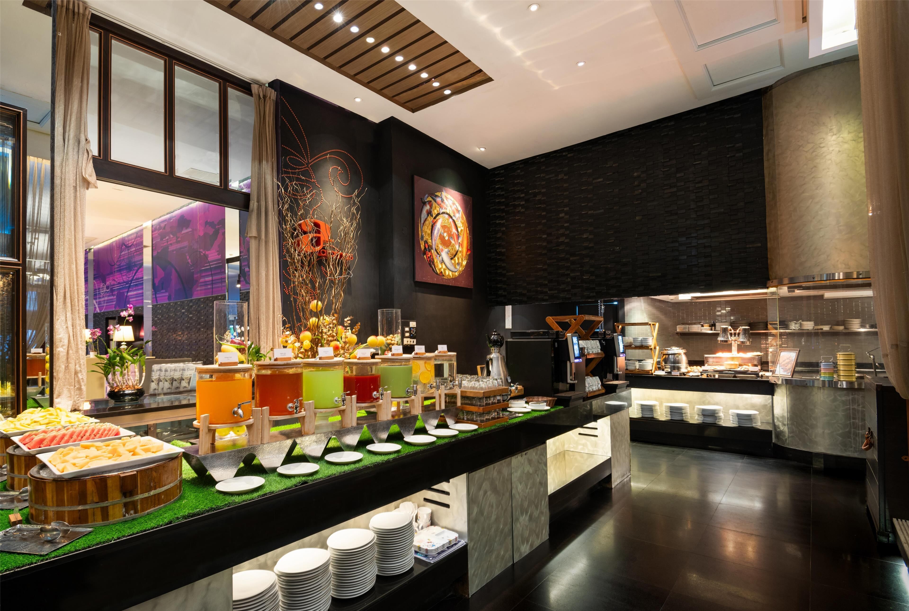 Daily buffet breakfast (THB 470 per person)