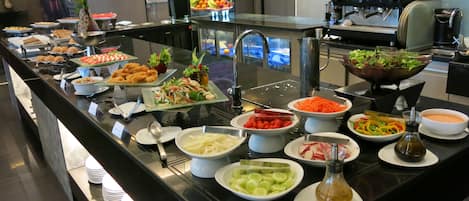 每日供應吃到飽早餐 (每人 THB470)