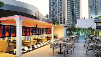 2 barer/lounger, lobbylounge og takterrassebar