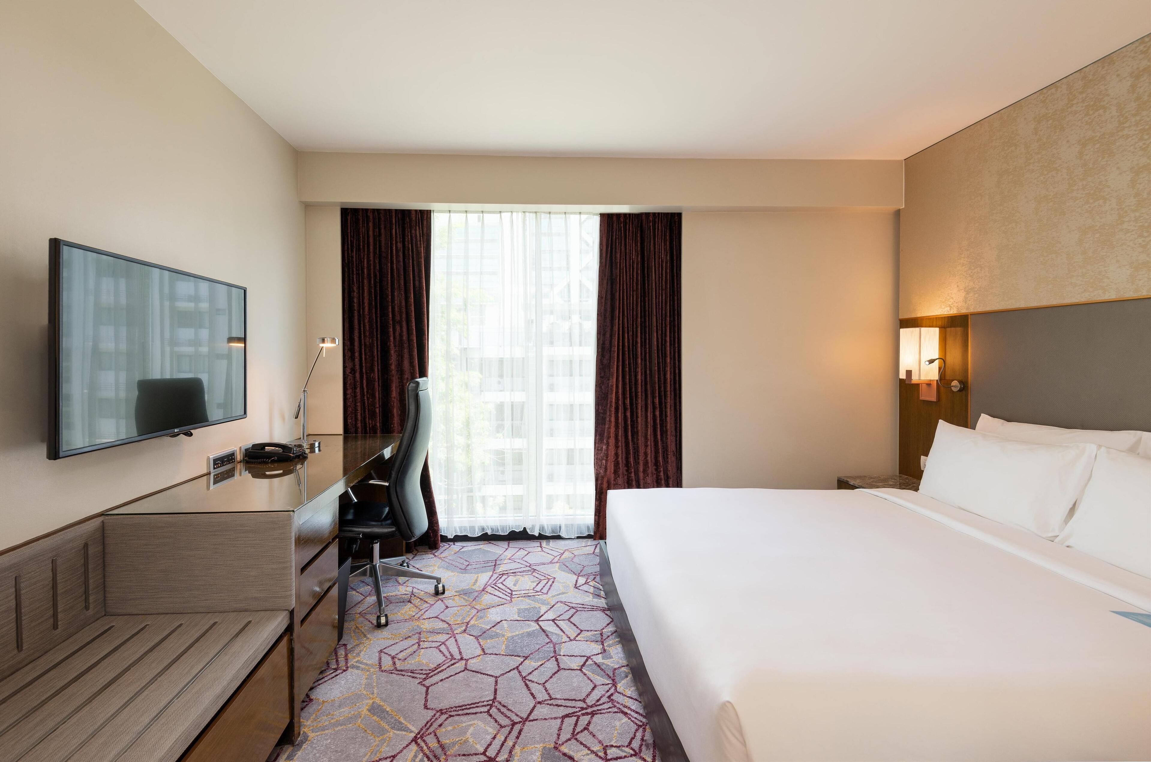 Suite Junior | Seprai premium, minibar, brankas, dan meja kerja