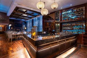 2 restaurantes; se sirven desayunos, almuerzos, brunch y cocina india 