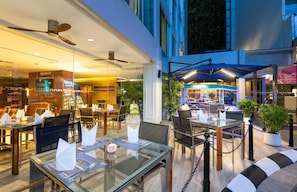 2 restaurants, breakfast, lunch, brunch served; Indian cuisine