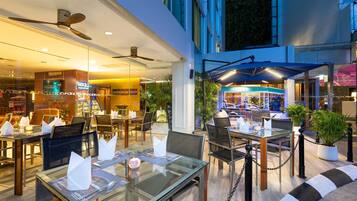 2 restaurants, breakfast, lunch, brunch served; Indian cuisine