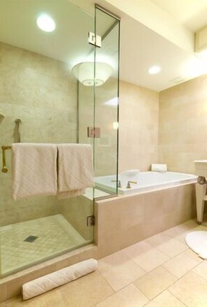 Combined shower/bathtub, hair dryer, towels, shampoo - Your Stay Bristol Hamilton Court (Bristol)