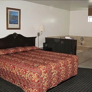 One King with Jacuzzi | Desk, iron/ironing board, rollaway beds, free WiFi - Jamestown Railtown Motel (Jamestown)