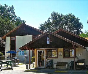 Property grounds - Jamestown Railtown Motel (Jamestown)