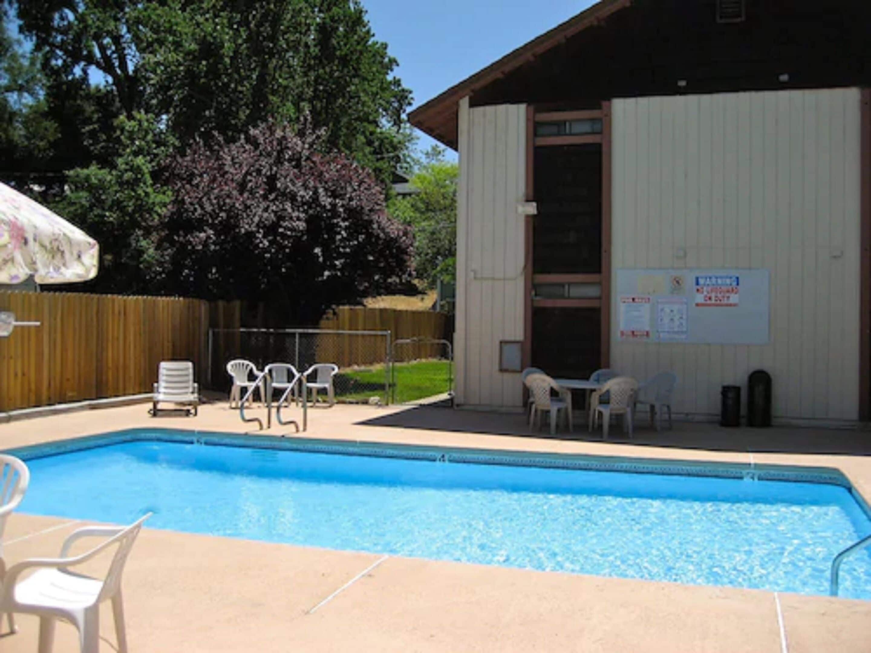 Een seizoensgebonden buitenzwembad