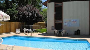 Una piscina al aire libre de temporada