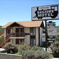 A two-story motel with a balcony, a sign indicating a vacancy, and a sign advertising free wireless internet.