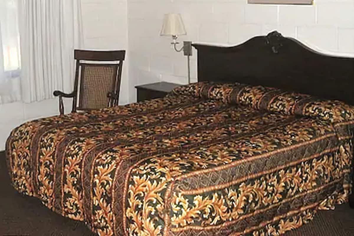 One queen bed non smoking | Desk, iron/ironing board (on request), rollaway beds (surcharge)
