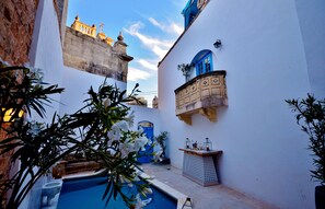 Indoor pool, 2 outdoor pools, free cabanas, sun loungers - Chapel 5 Suites (Naxxar)