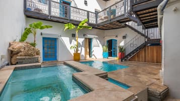 Una piscina techada, 2 piscinas al aire libre, camas de piscina gratis