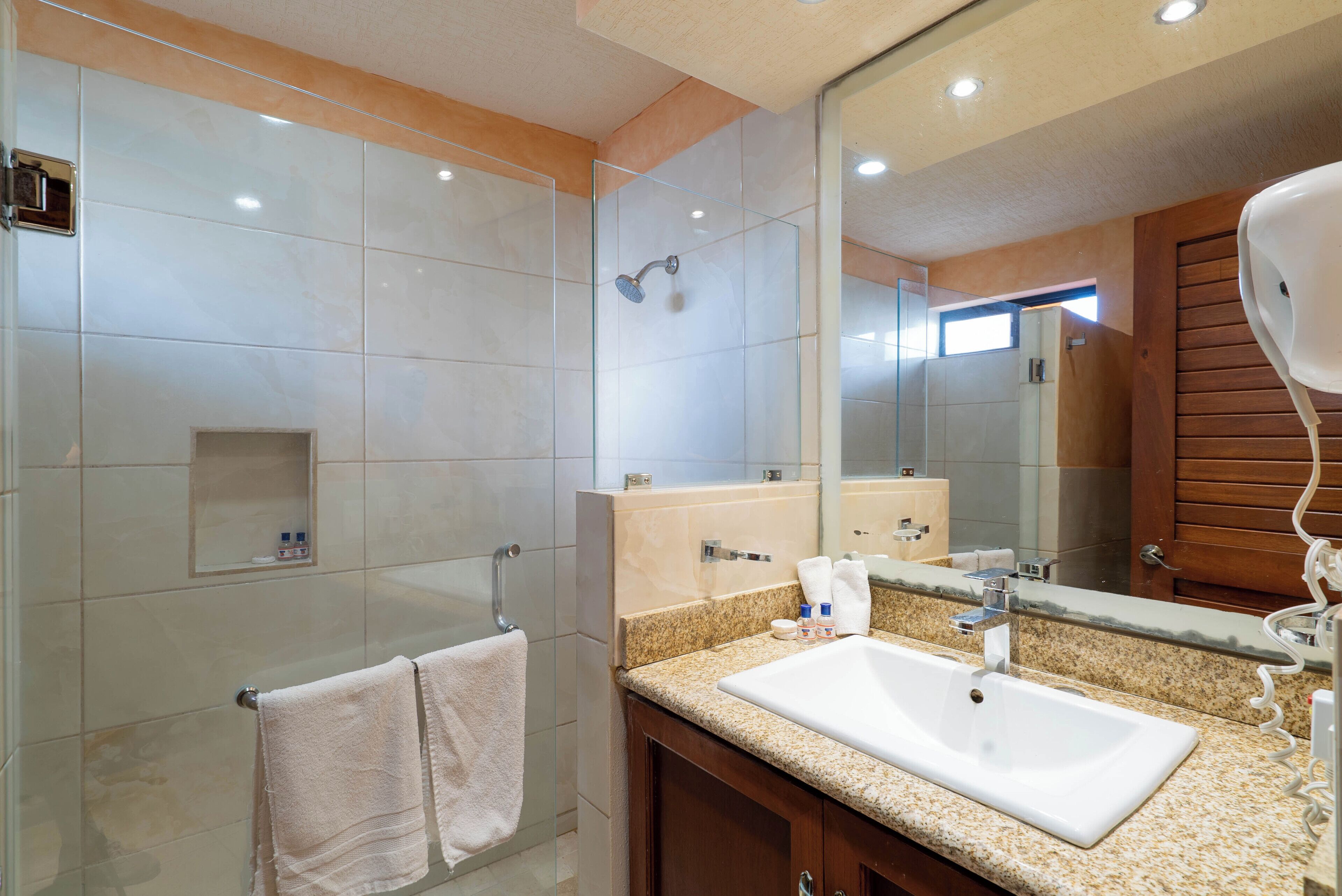 standard room, ocean view | bathroom | shower, free toiletries, hair dryer, towels