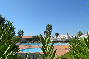 Szabadtéri medence, nyitva 9:00 és 18:00 között, napernyők