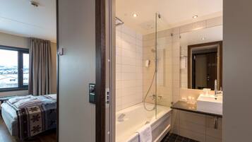 Superior Room, 1 Double Bed | Bathroom | Hair dryer, towels