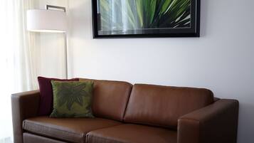 In-room safe, soundproofing, iron/ironing board, free WiFi