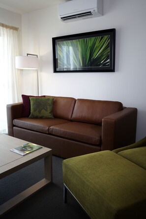 خزنة داخل الغرفة وتجهيزات عازلة للصوت ومكواة/لوح كي وواي فاي مجانًا