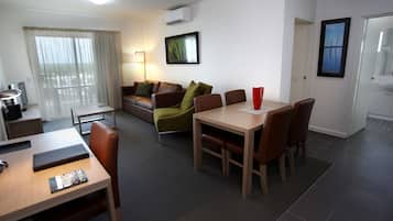 Flatskjerm-TV og DVD-spiller