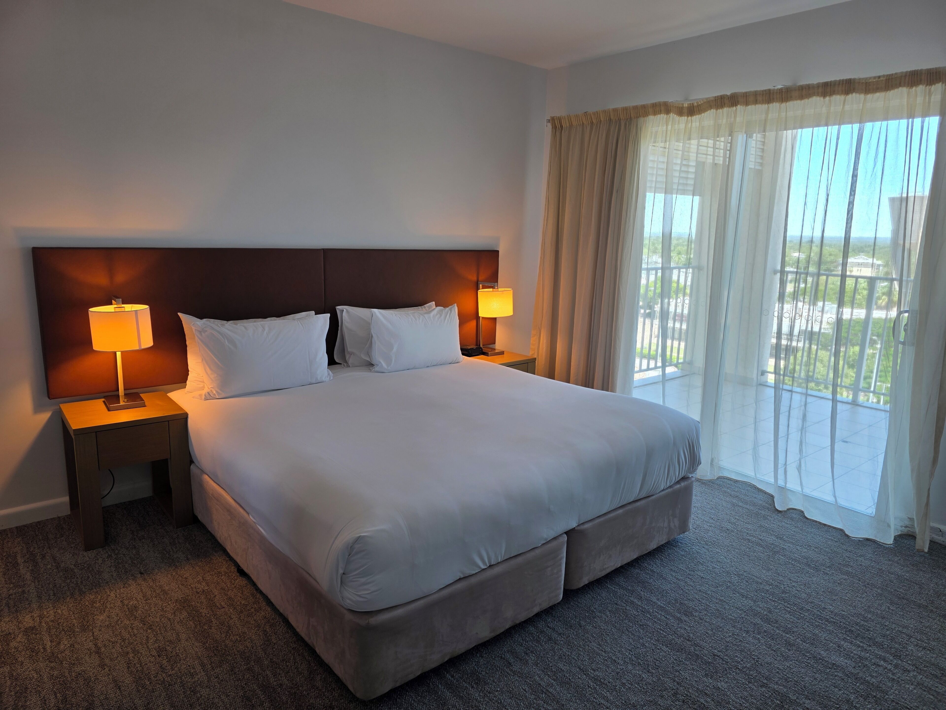 خزنة داخل الغرفة وتجهيزات عازلة للصوت ومكواة/لوح كي وواي فاي مجانًا