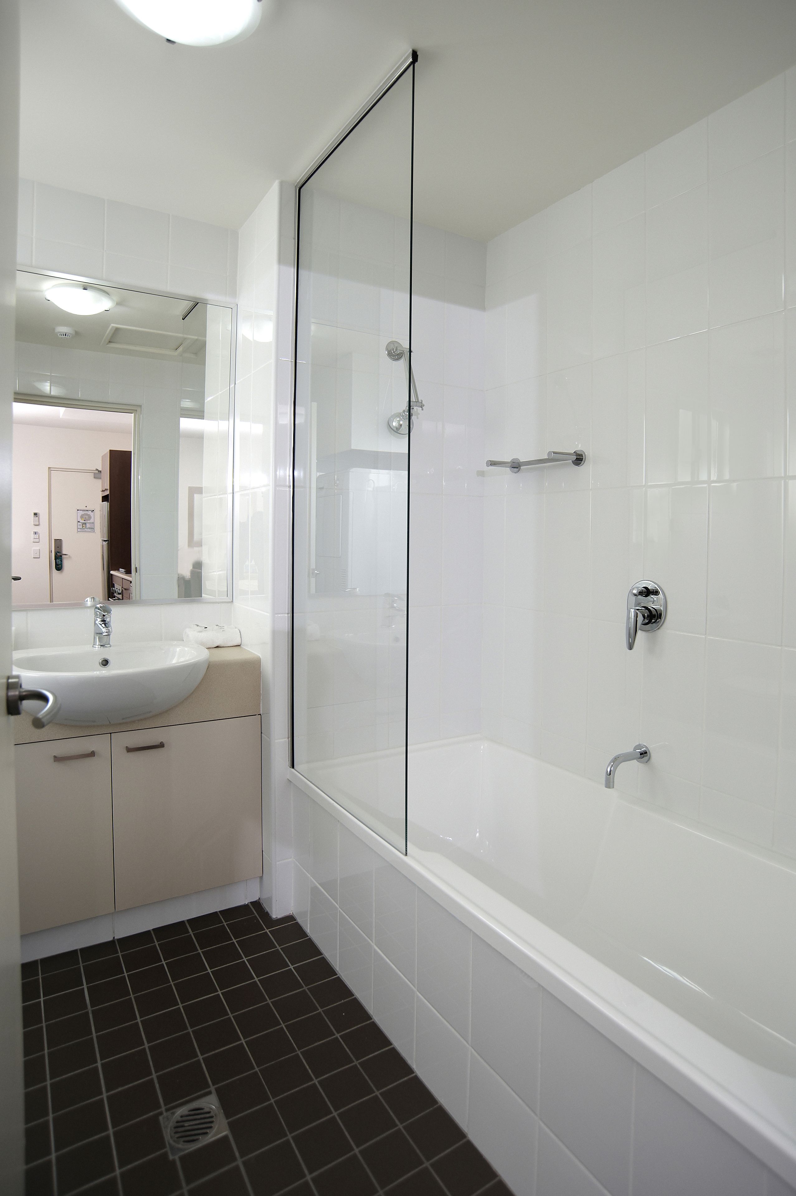 Gratis toiletartikelen, een haardroger, handdoeken, zeep