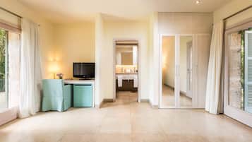 Chambre Supérieure, terrasse | 1 chambre, minibar, coffres-forts dans les chambres, bureau