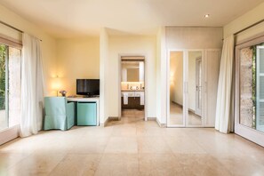 Superior Room, Terrace | Minibar, in-room safe, desk, blackout drapes