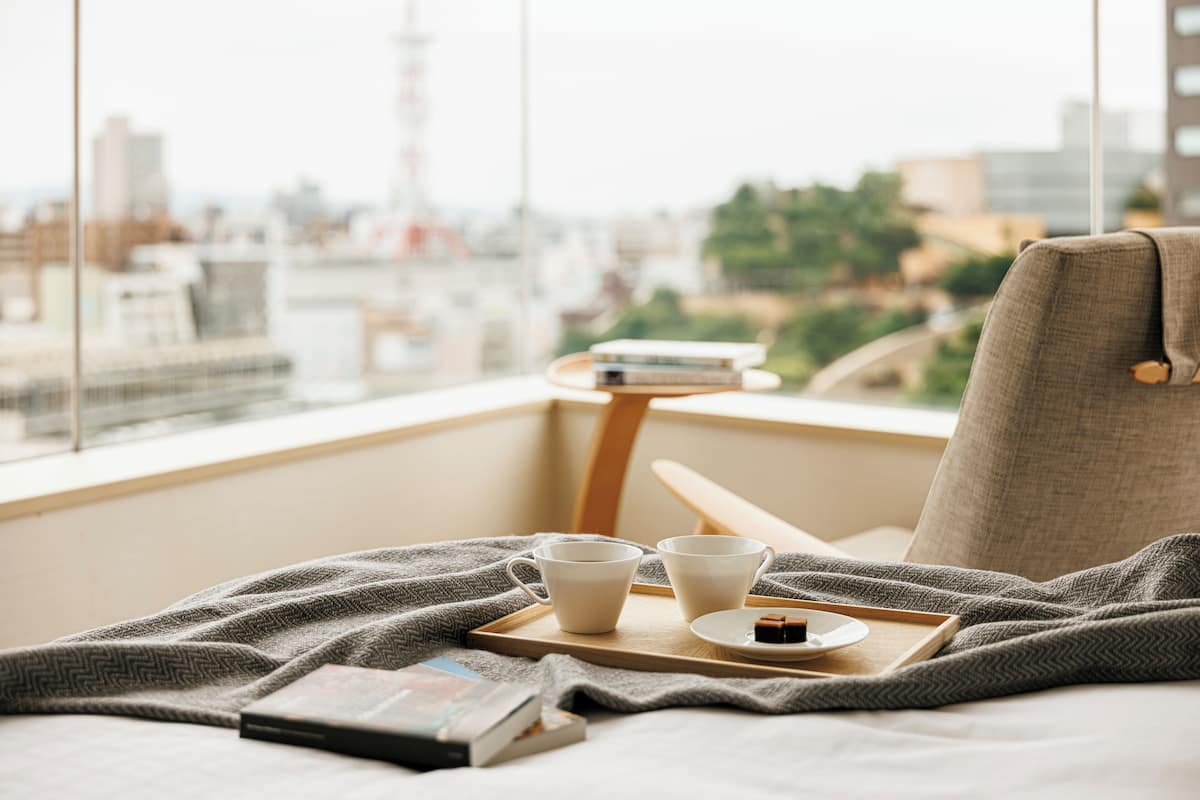 Luxe beddengoed, donzen dekbedden, een kluis op de kamer, een bureau