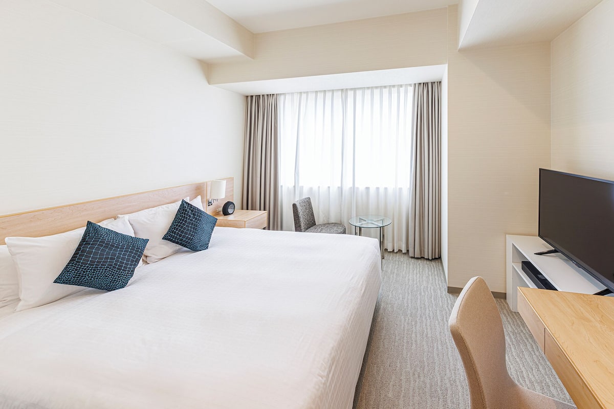 Sengetøy av topp kvalitet, dundyner, safe på rommet og skrivebord