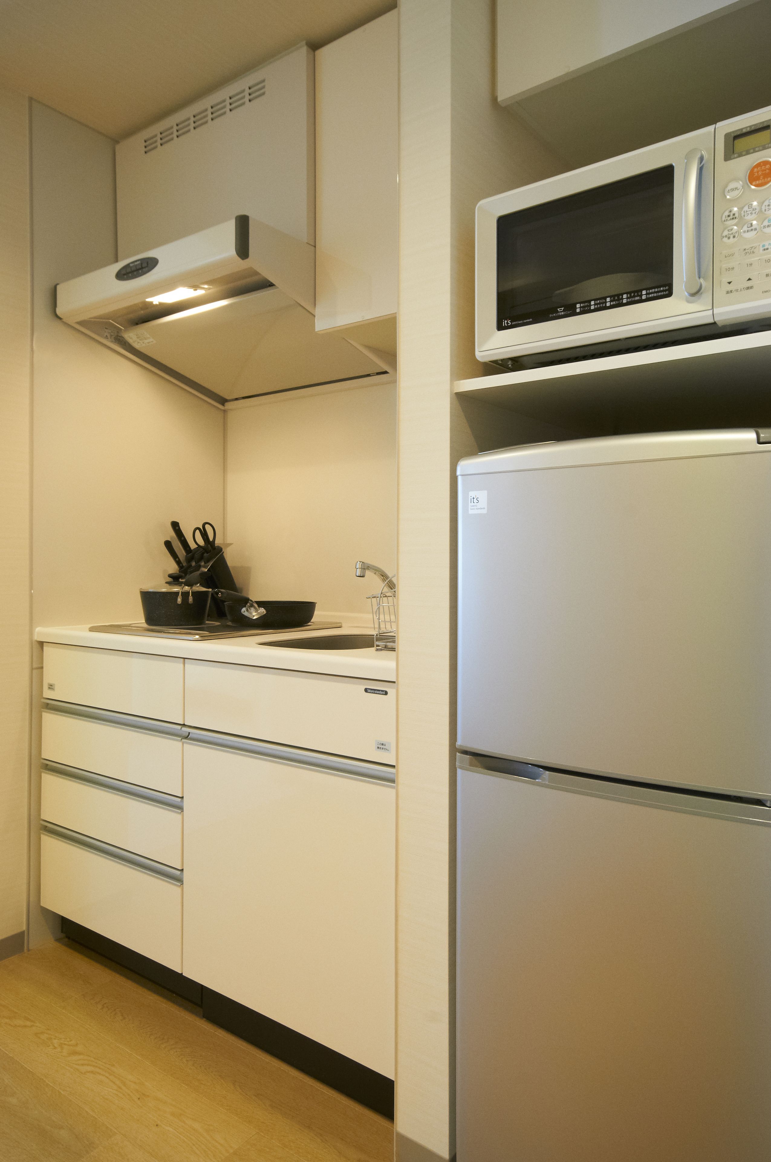 fridge, microwave, stovetop, cookware/dishes/utensils