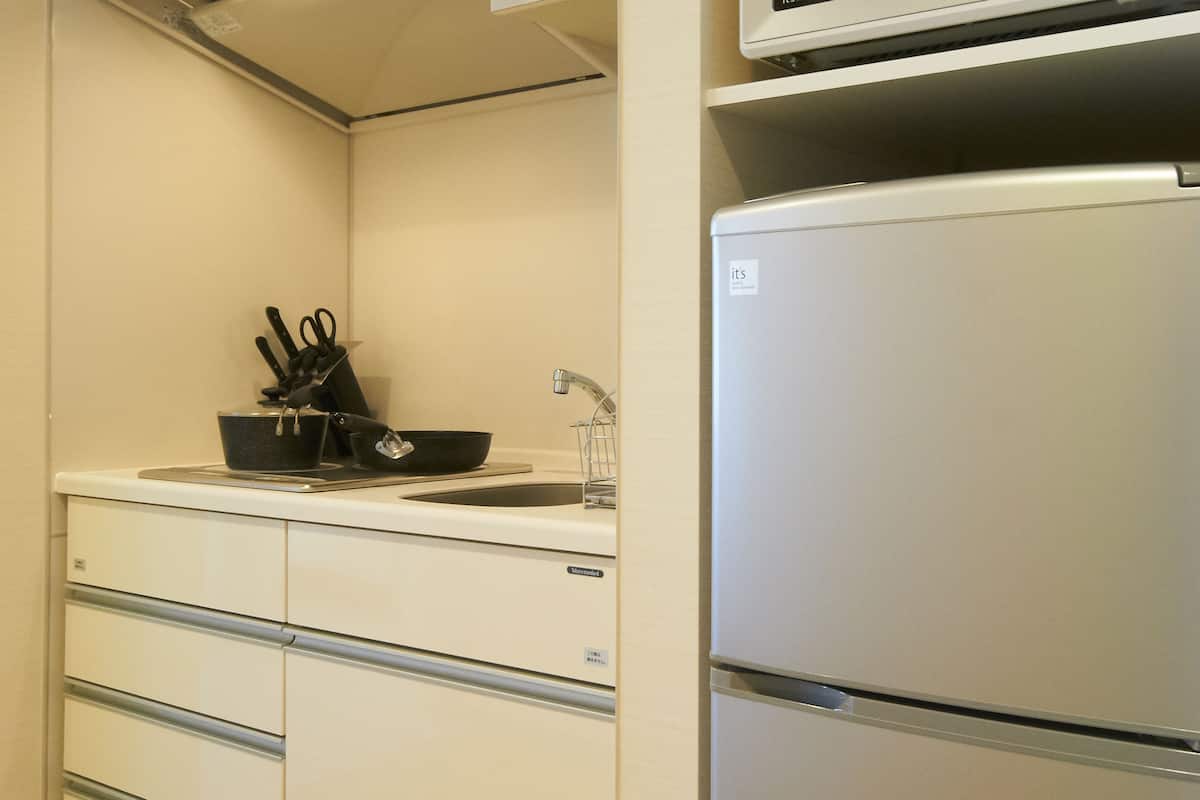 fridge, microwave, stovetop, cookware/dishes/utensils