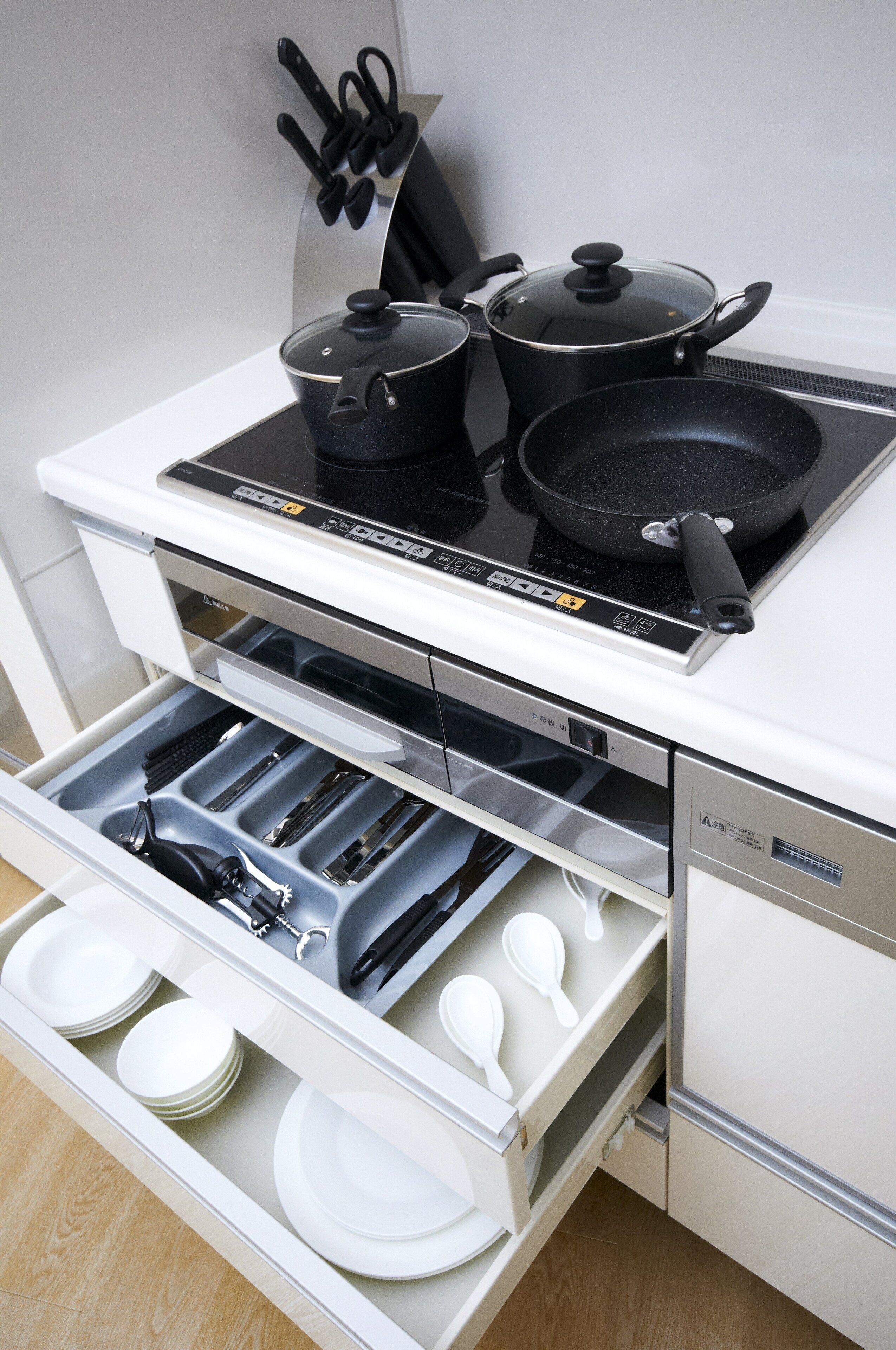 fridge, microwave, stovetop, cookware/dishes/utensils