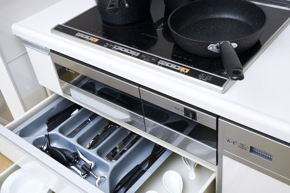 fridge, microwave, stovetop, cookware/dishes/utensils