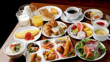 بوفيه فطور يوميًا بتكلفة قدرها (2500 JPY للشخص)