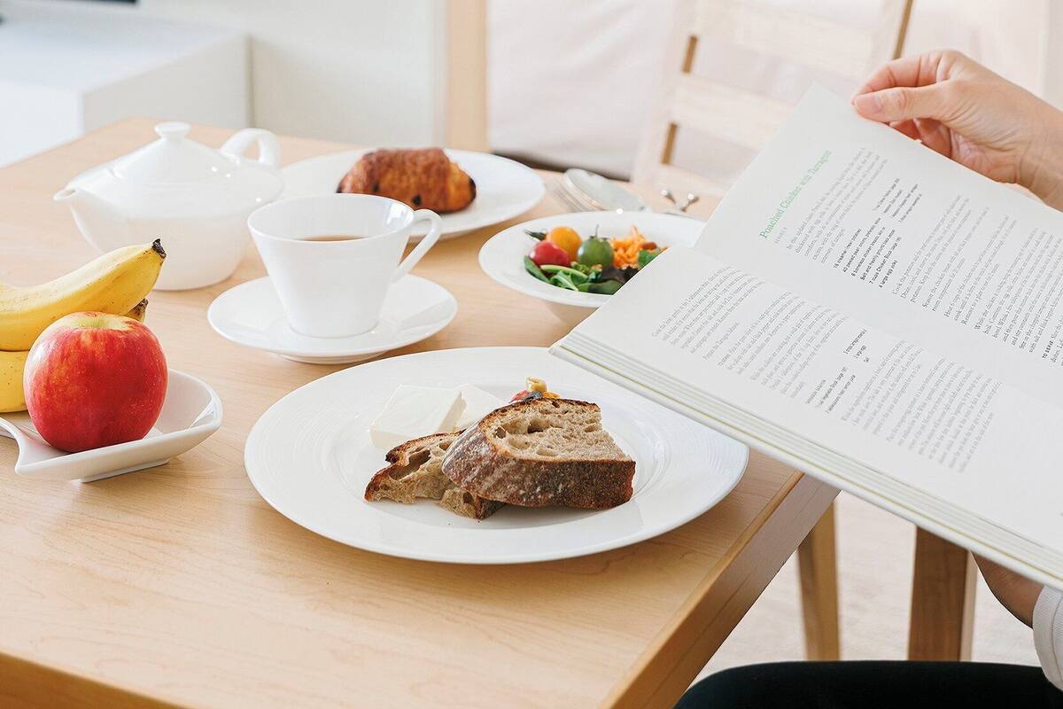 Sengetøy av topp kvalitet, dundyner, safe på rommet og skrivebord