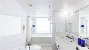 وحدات دش مع أحواض استحمام، مستلزمات فاخرة للعناية الشخصية، مجففات شعر