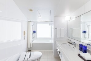 Tina con regadera, amenidades de baño de diseñador, secadora de cabello 