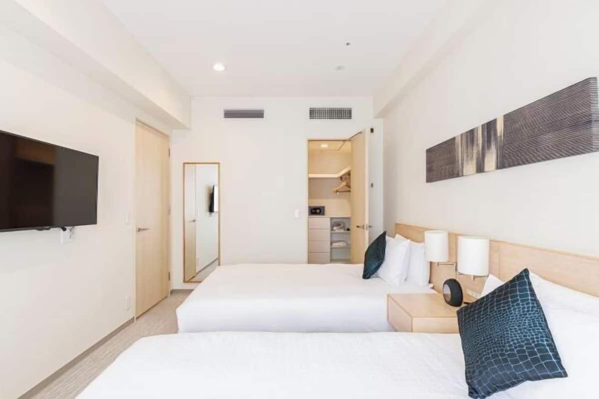 Luxe beddengoed, donzen dekbedden, een kluis op de kamer, een bureau