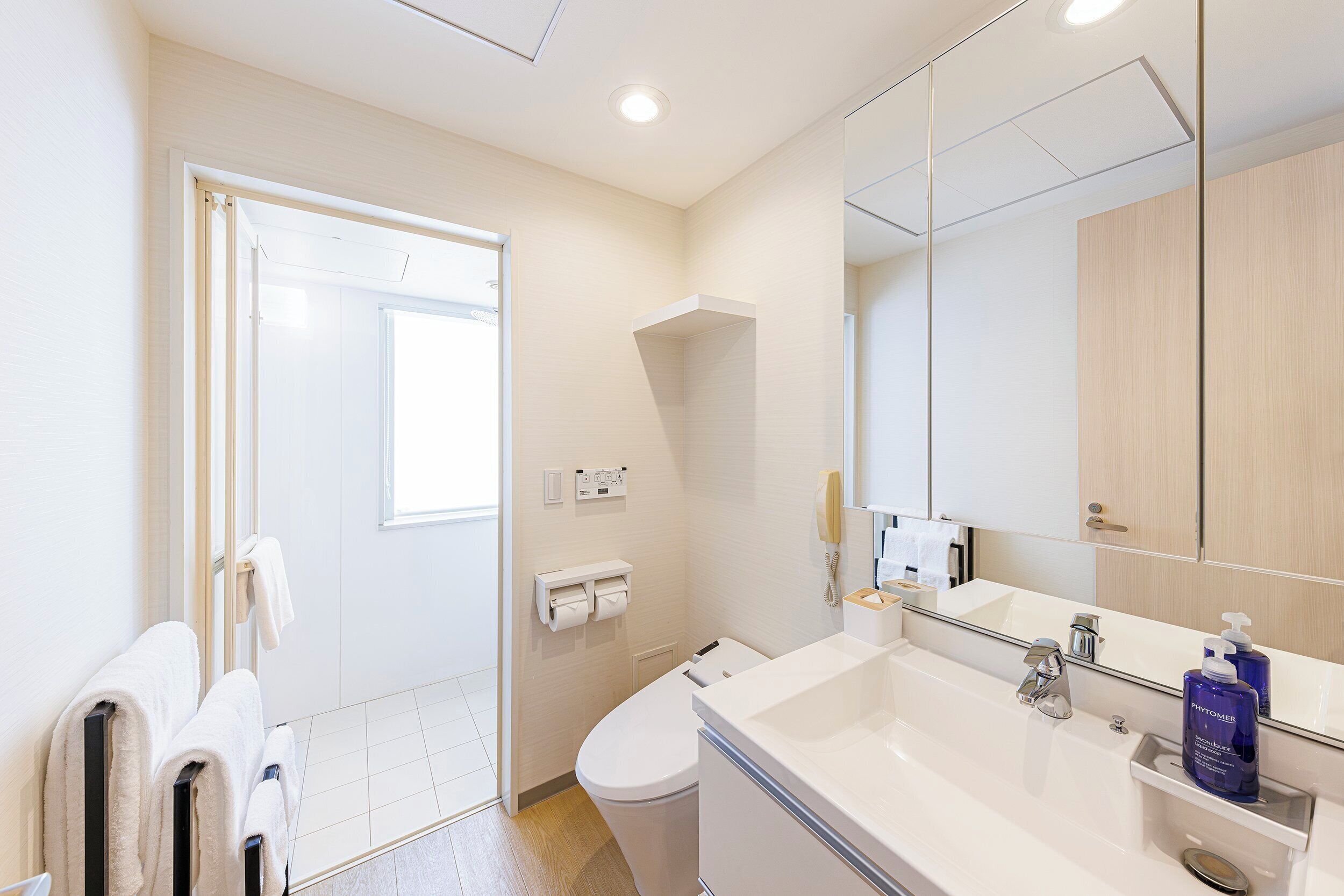 premium bedding, down duvets, in-room safe, desk