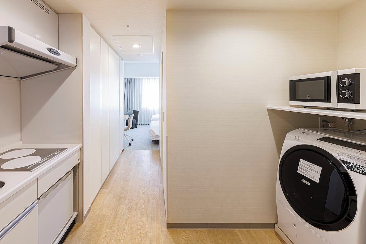 premium bedding, down duvets, in-room safe, desk