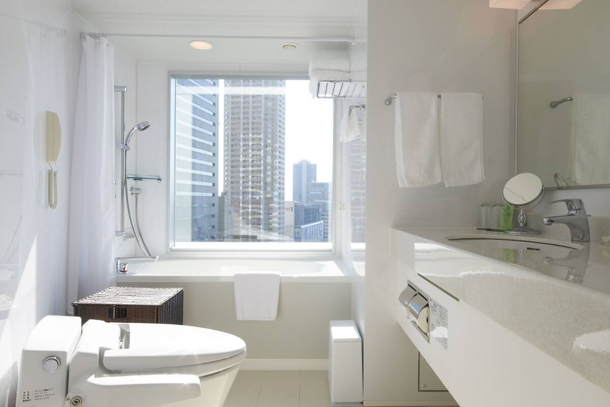 combined shower/bathtub, designer toiletries, hair dryer, slippers