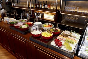 Daily buffet breakfast for a fee - Fraser Residence Nankai Osaka (Osaka)