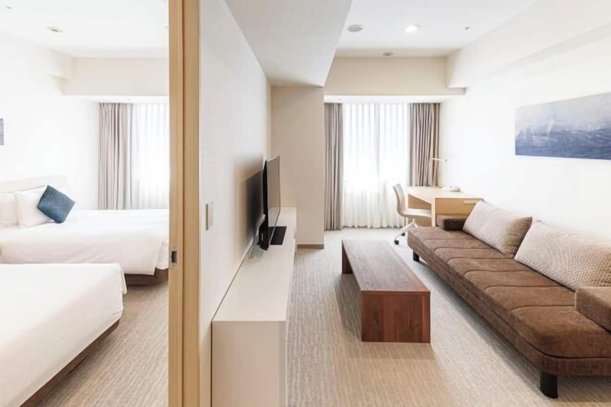 Luxe beddengoed, donzen dekbedden, een kluis op de kamer, een bureau