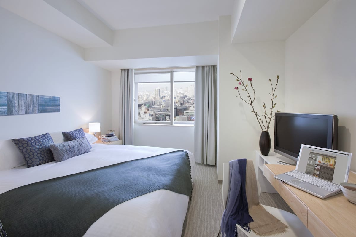 Premium bedding, down comforters, in-room safe, desk