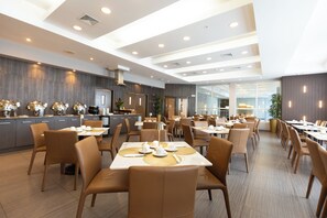 Breakfast, lunch and dinner served - Victoria Hotel and Suites Panama (Panama City)