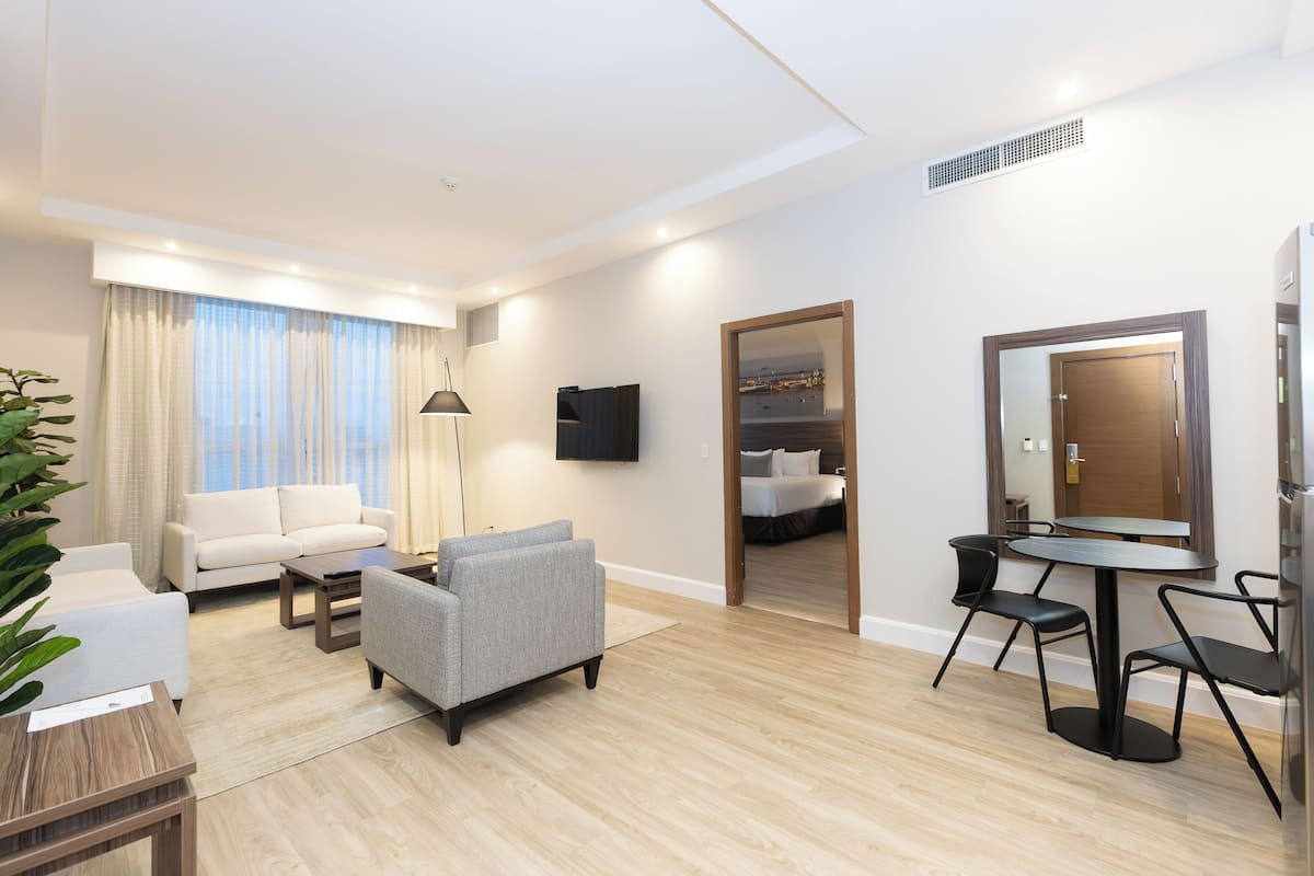 Minibar, caja de seguridad en la habitación y escritorio