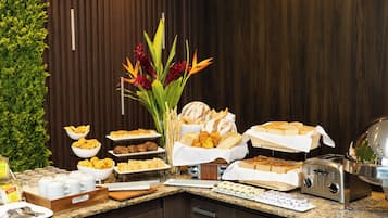 朝食、ランチ、ディナーに営業 (多国籍料理)