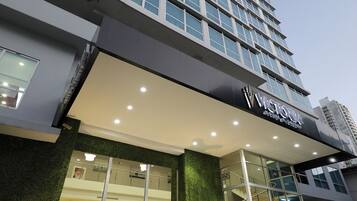 Fachada da propriedade à noite