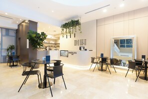 Breakfast, lunch, dinner served; international cuisine - Victoria Hotel and Suites Panama (Panama City)