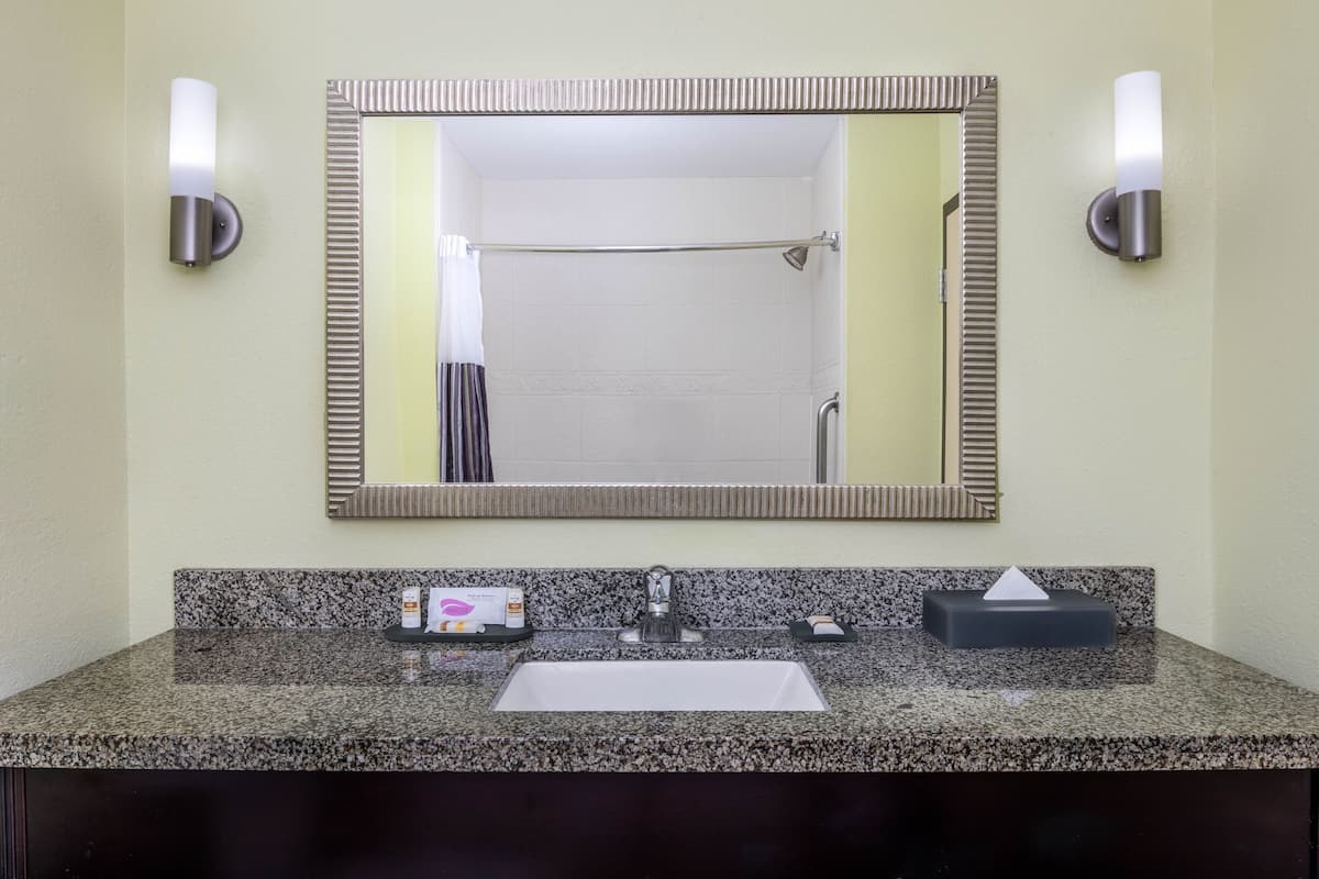 Ensemble douche/baignoire, articles de toilette gratuits, sĂšche-cheveux